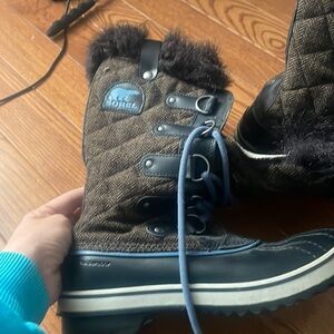 Sorel Tofino black/brown blue laces, black fur 9